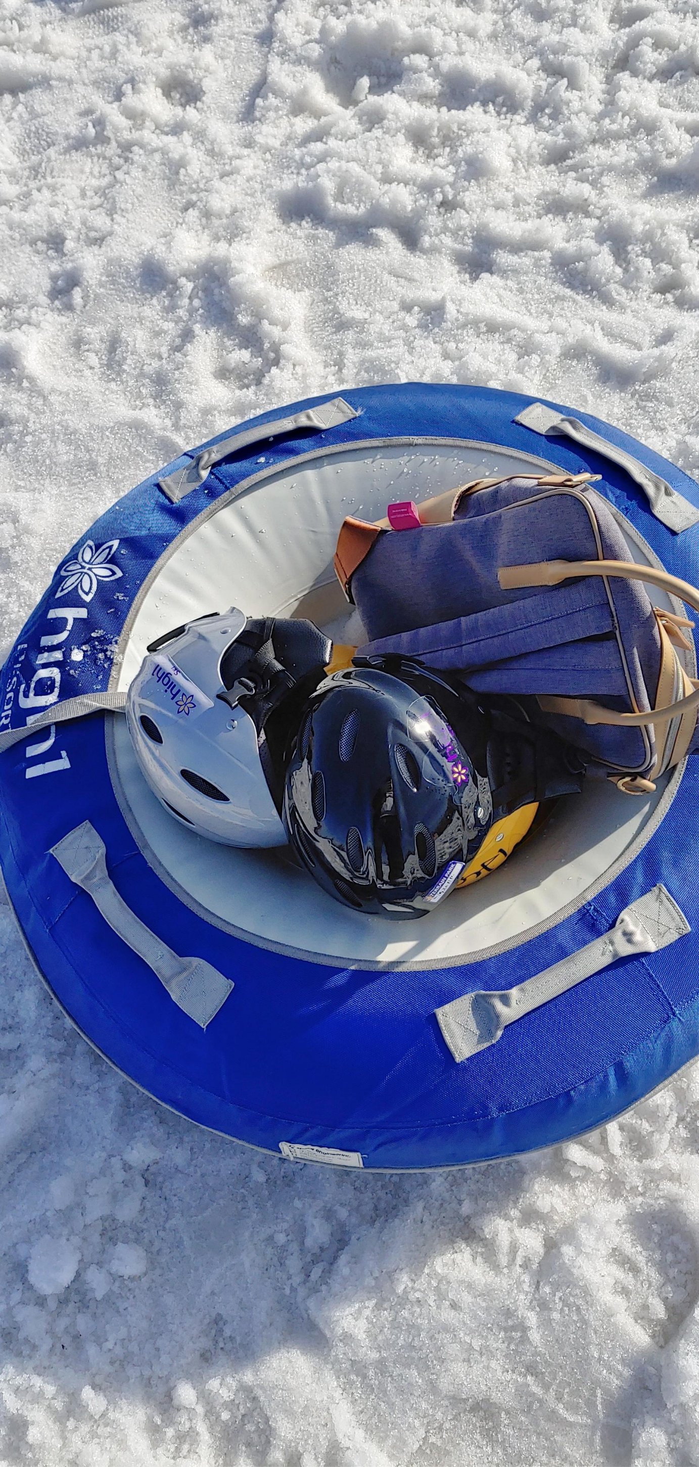1인용 썰매 눈놀이장에 빠져서 하이바 벗어던지고 놀러간 아이들..