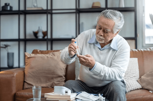 당뇨 자가 진단중인 남성