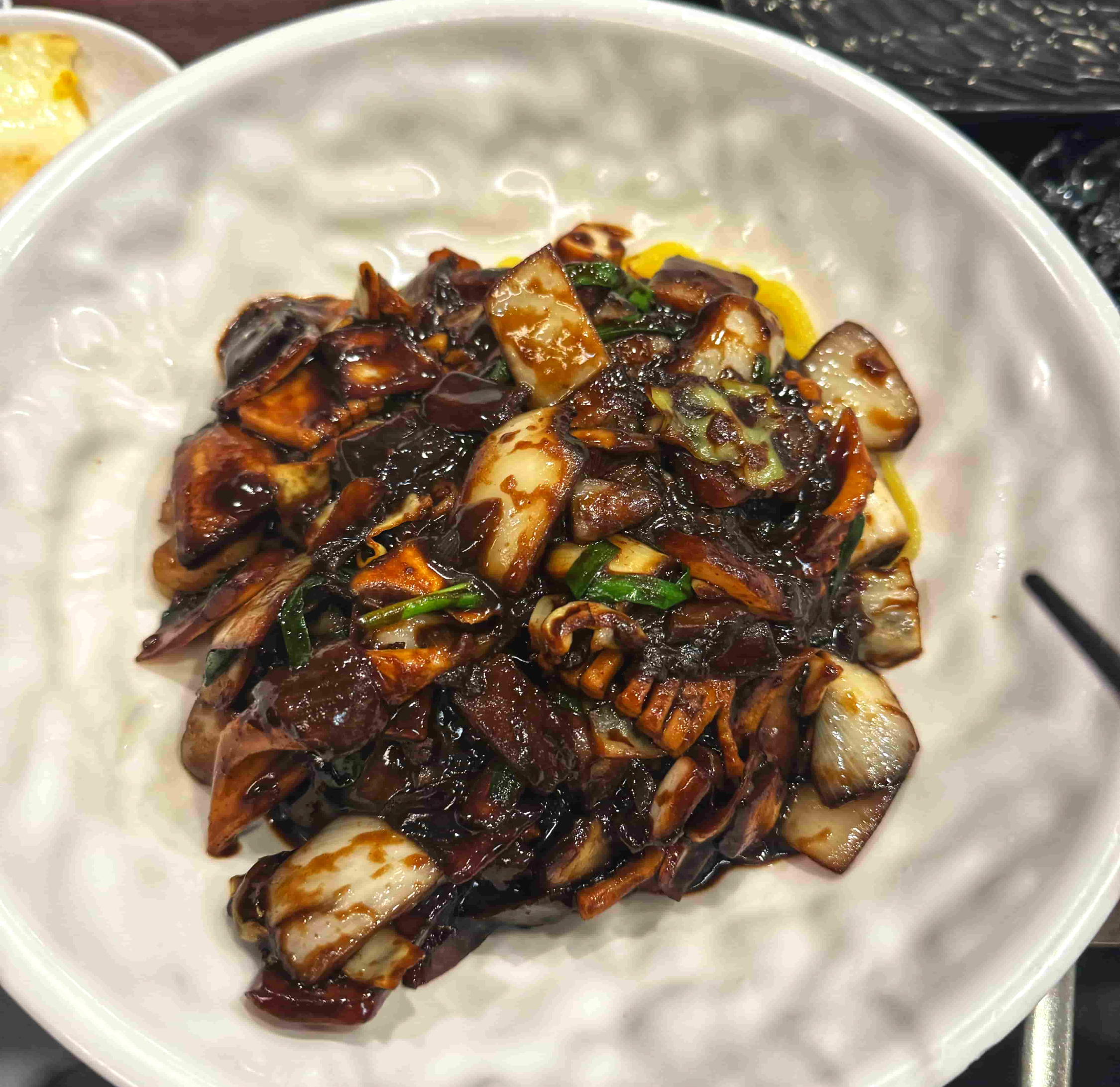 간짜장 소스를 면에 부은 사진