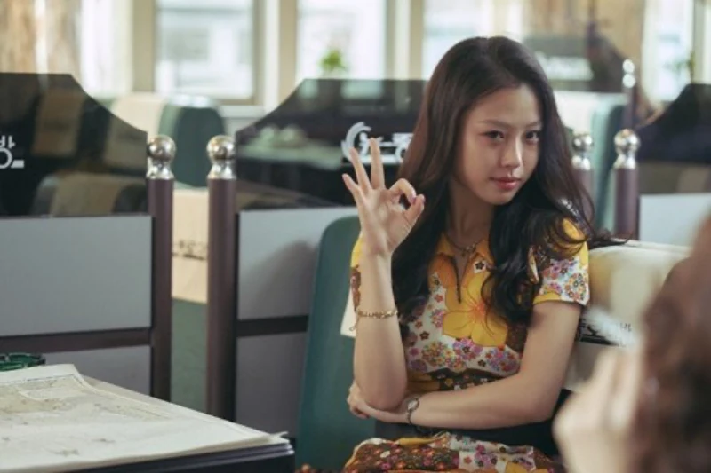 영화 밀수에서 다방에 앉아 있는 배우 고민시