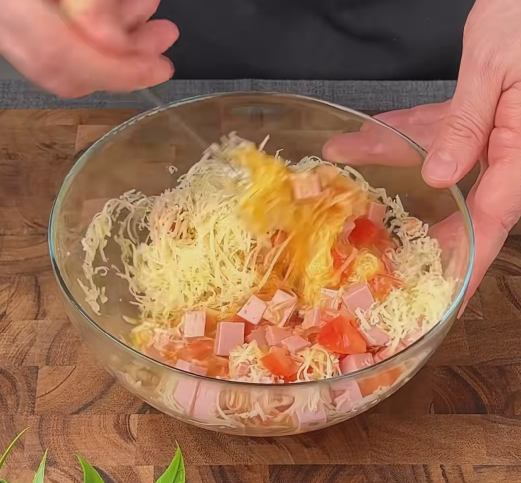 달걀 3개에 소금과 다진 딜을 넣어 허브 달걀물을 만듭니다.