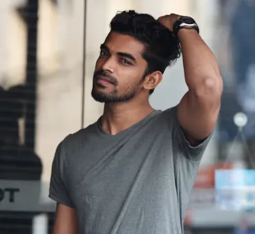 풍성한 머리를 만지는 남자