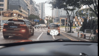 교차로에서 앞차는 우회전했지만 내 차는 일단 멈추고 출발하는 직접 찍은 동영상 gif
