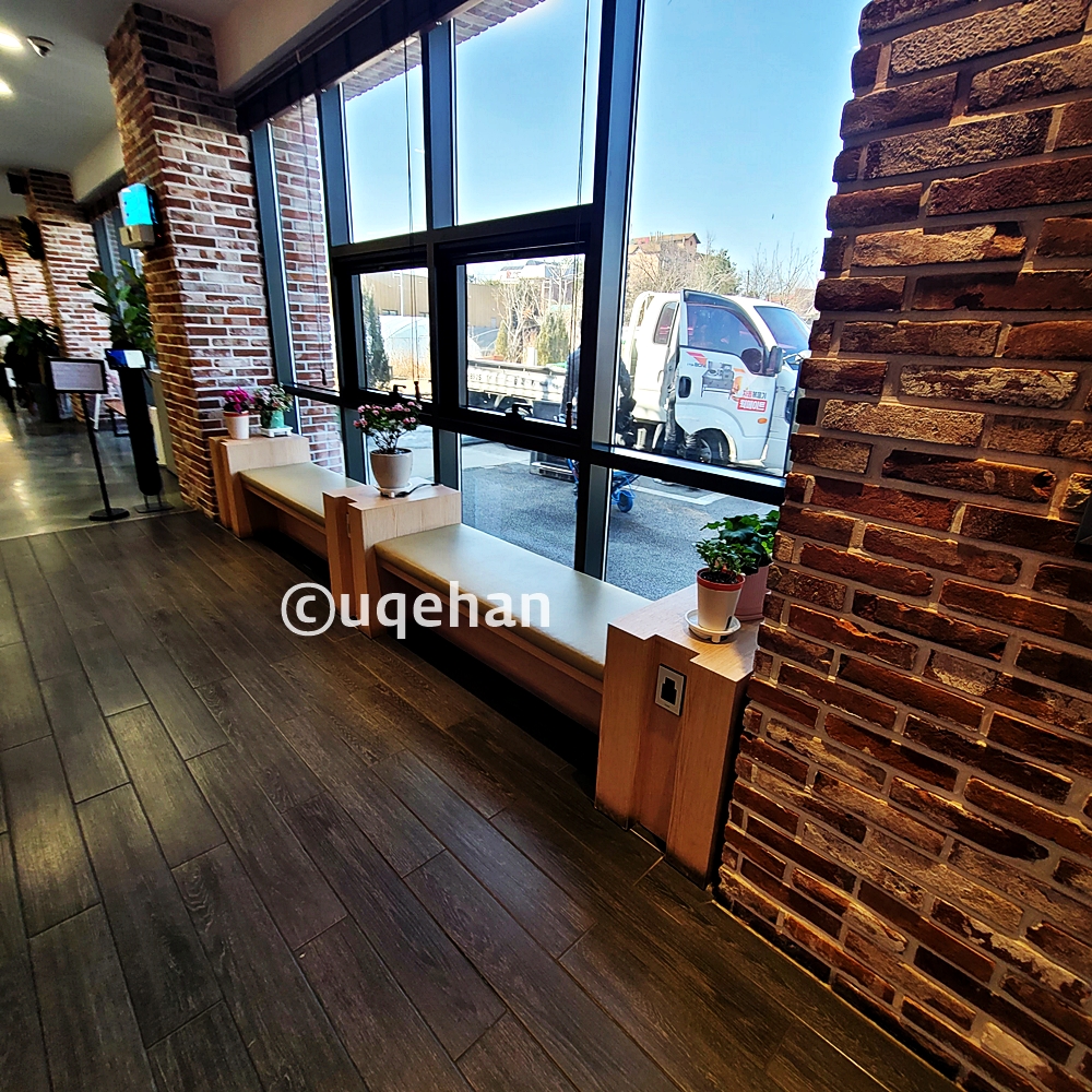 양주 칼국수 밀곳의 웨이팅 할 수 있는 의자가 마련되어 있다.