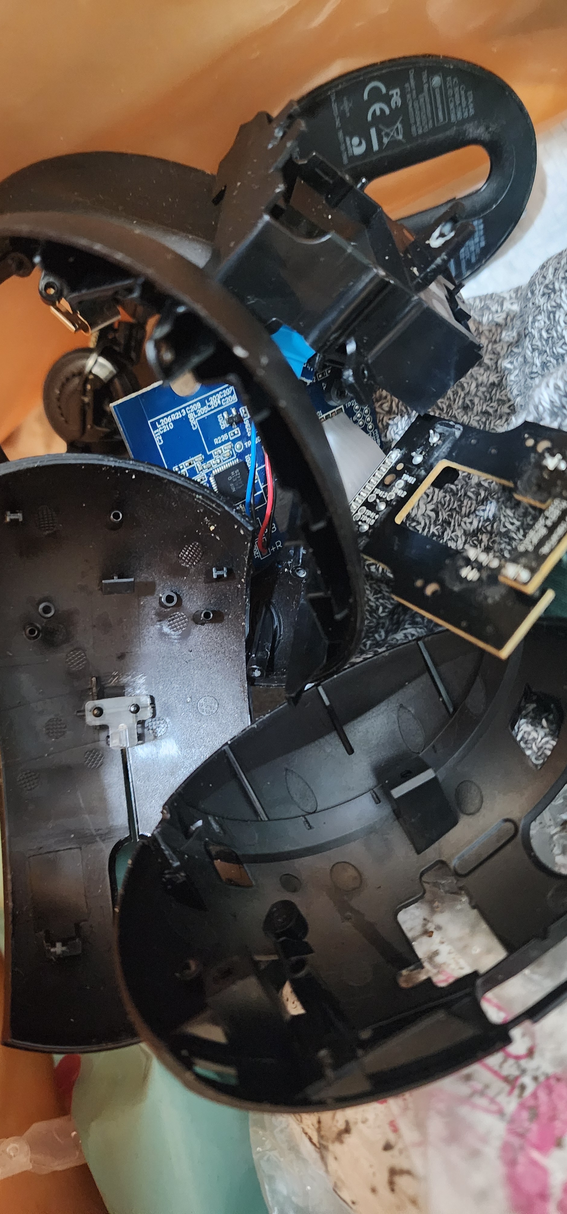 MS 스컬프트 마우스가 분해된 채로 스레기통에 들어가 있다.