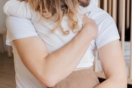 아이를-포옹하는-아빠