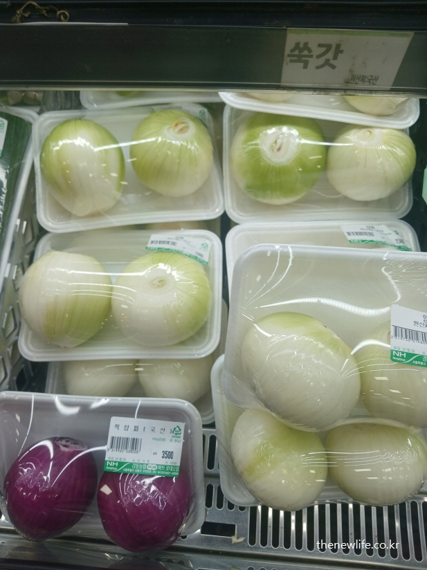 마트에서 판매 중인 신선한 양파, 혈액순환 개선과 고지혈증 예방에 효과적인 양파 효능