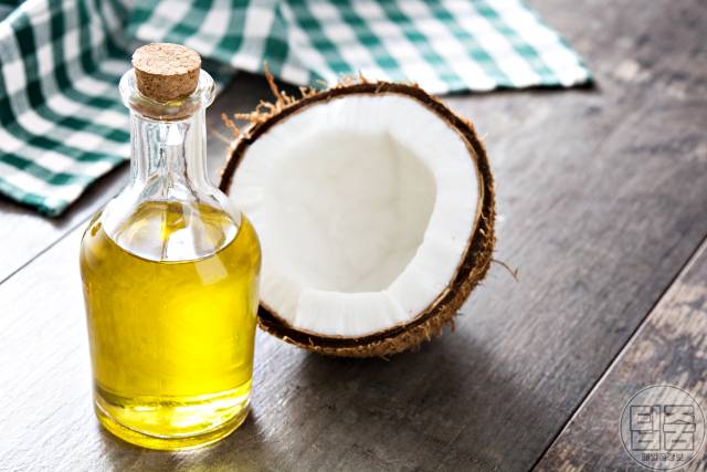 시커먼 겨드랑이 하얗게 미백 코코넛오일