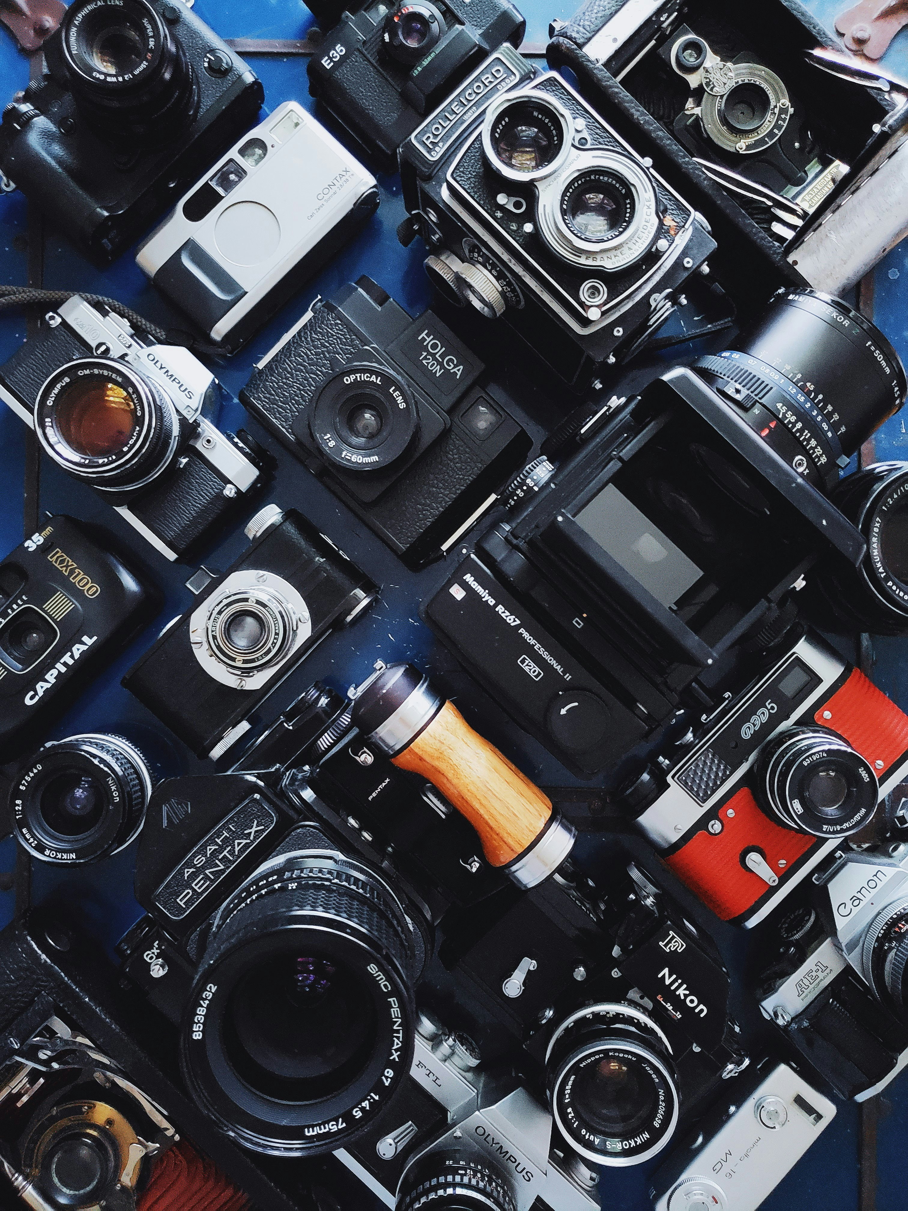 DSLR, 필름카메라, 미러리스 등 다양한 카메라를 모아놓고 찍은 사진