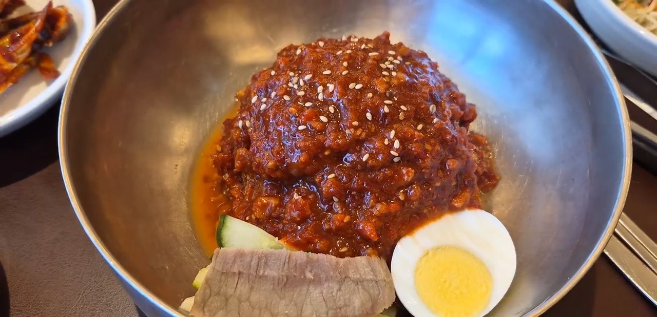 비빔냉면 12,000원입니다.