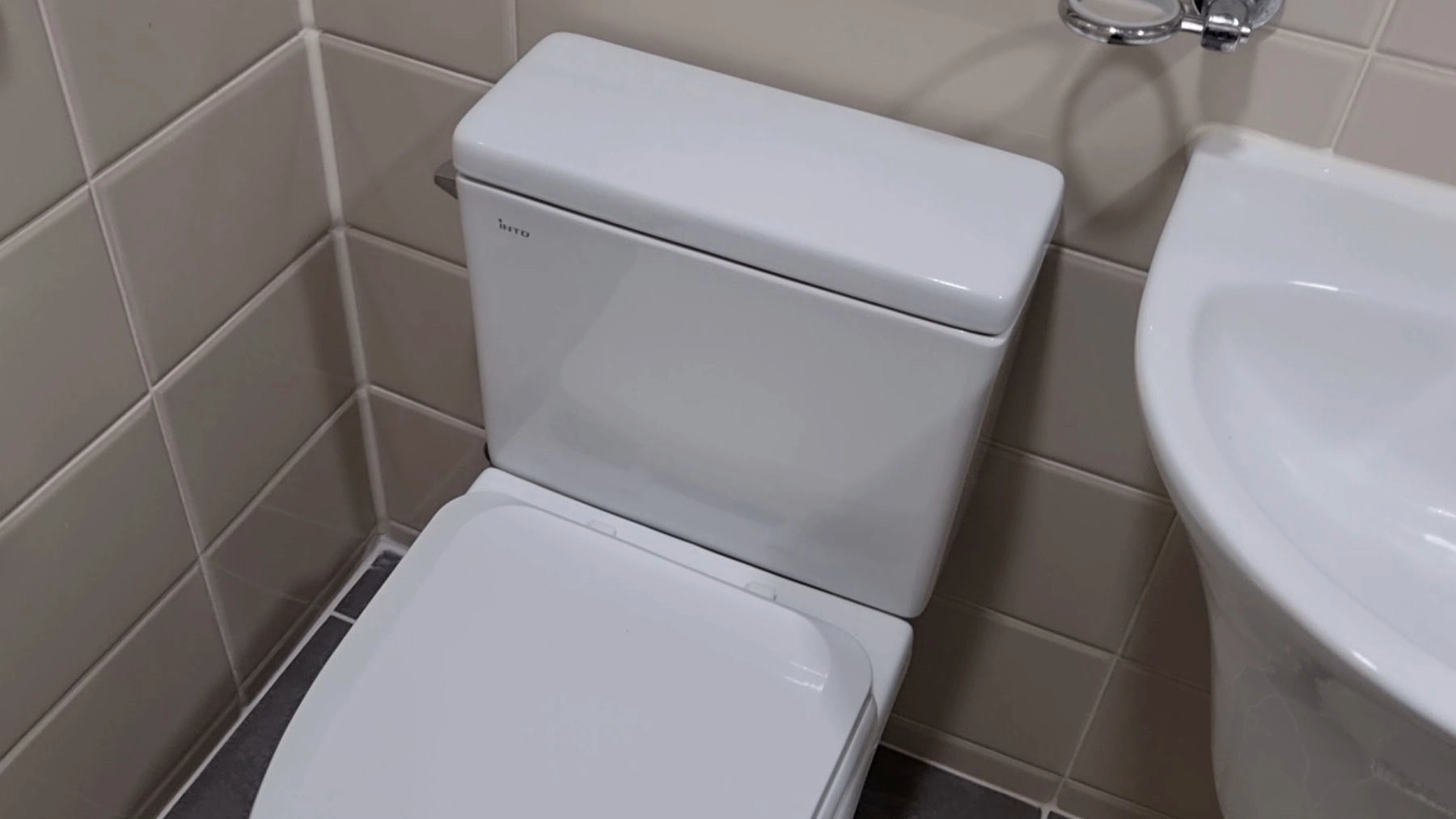 양변기 물탱크 조립 완료 모습