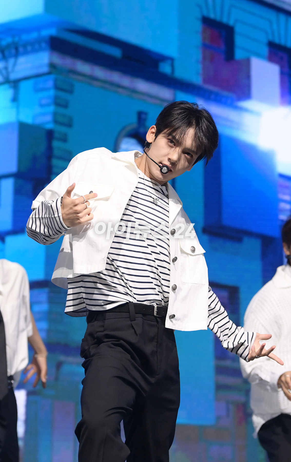 그룹 제로베이스원 한유진이 10일 오후 서울 광진구 광장동 예스24라이브홀에서 열린 제로베이스원(ZEROBASEONE) 데뷔 쇼케이스에서 멋진 무대를 선보이고 있다. [사진=정소희 기자]