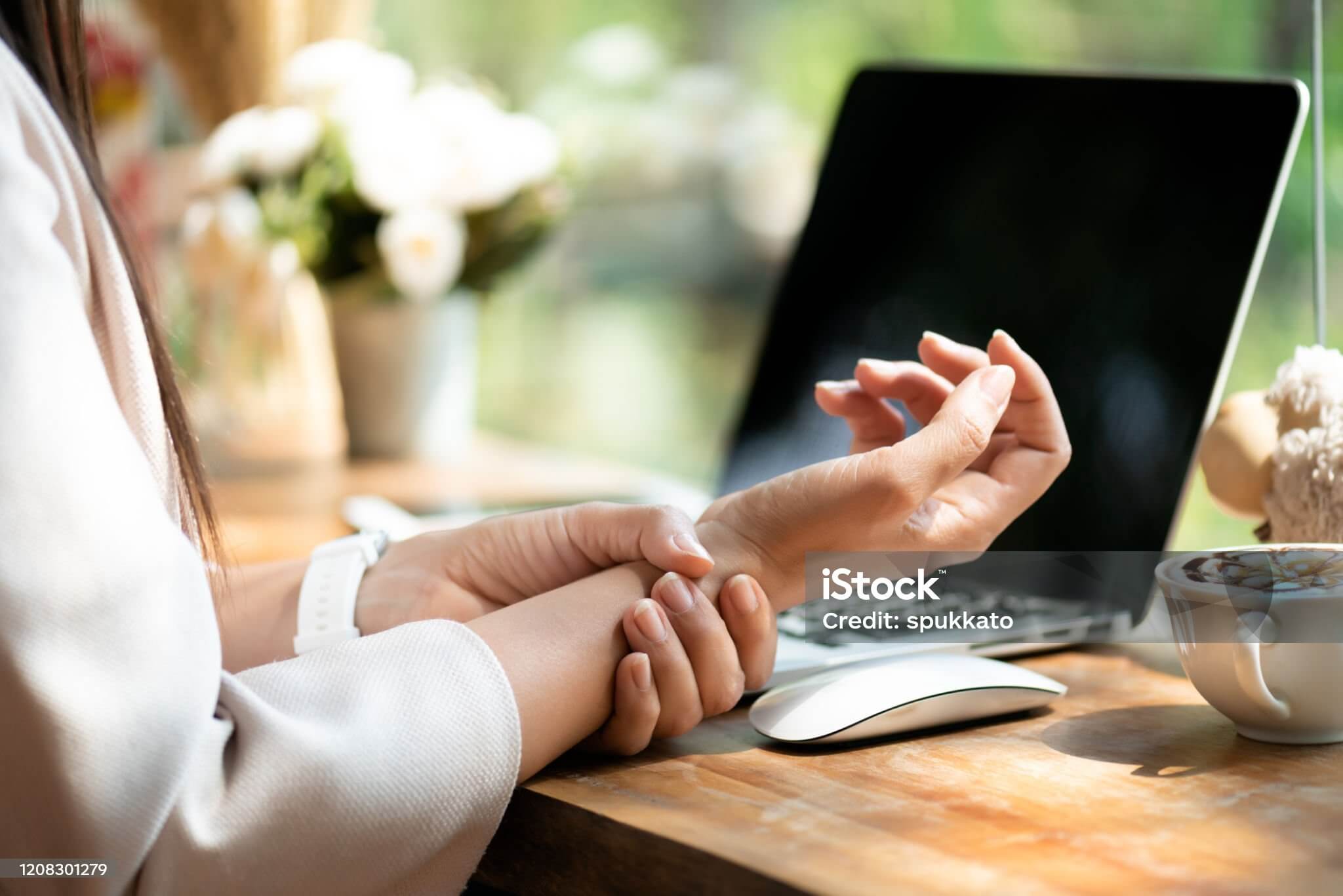 손목 터널 증후군 예방하는 스마트폰 사용법