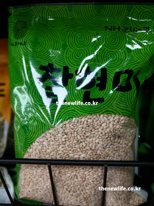 밥상 위의 주식만 바꿔도 몸이 가벼워지는 것을 느끼게 해주는 고지혈증에 좋은 음식인 현미 실물 사진.