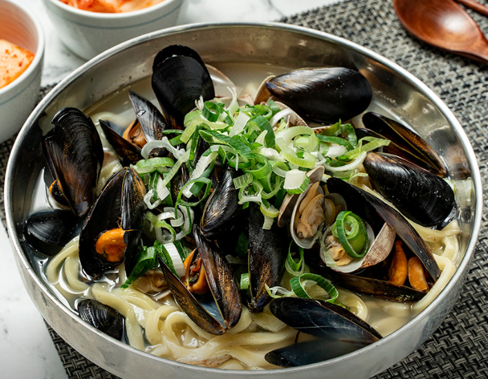 생생정보 인천 가격파괴WHY 9900원 닭한마리칼국수 정보 남동구 육해공생칼국수