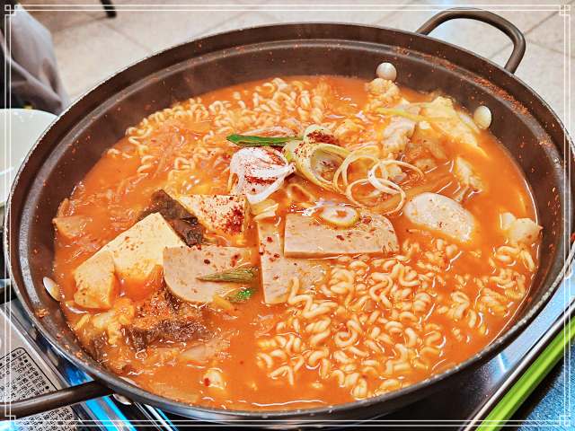 생방송투데이 시흥 배곧 단돈 3천원 돼지 고기 듬뿍 김치찌개 맛집