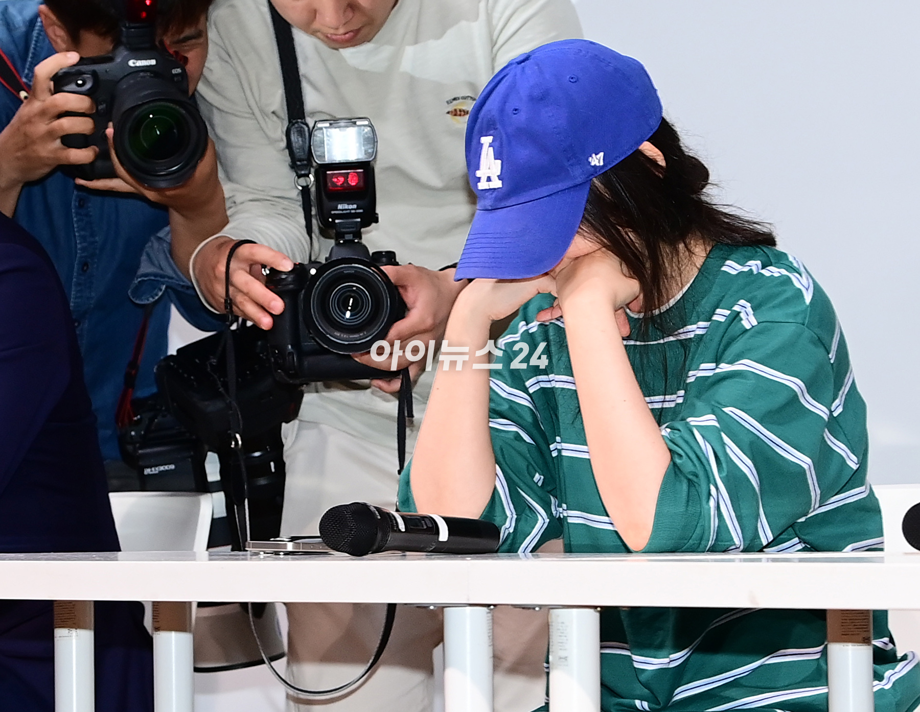 하이브와 갈등 중인 민희진 어도어 대표가 25일 오후 서울 강남구 한국컨퍼런스센터에서 긴급 기자회견을 갖고 있다. [사진=정소희 기자]