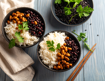 낫또와 검은콩이 올려진 건강식 한 그릇