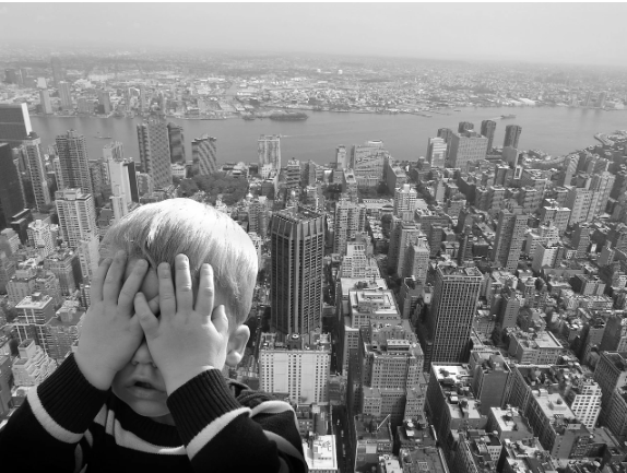 접촉성피부염의 괴로움을 표현한 사진이다.