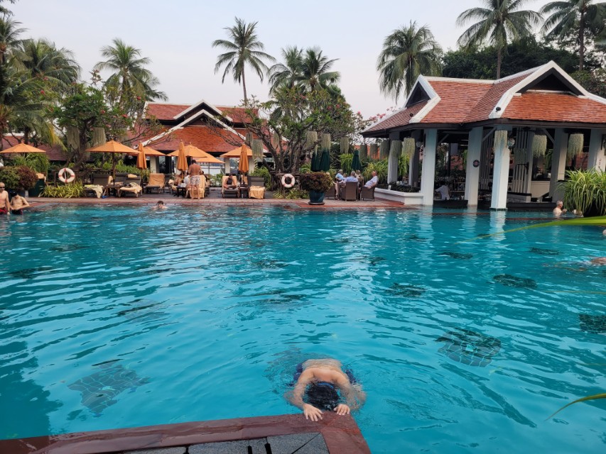 아난타라 리버사이드 수영장에서 물놀이하는 모습