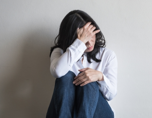 고민하고 있는 중년여성 이미지