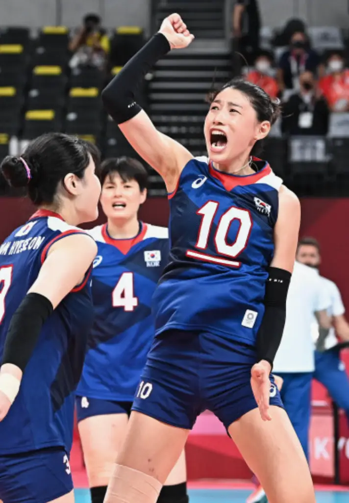 파란 상의와 반바지를 입고 화이팅을 외치며 뛰어오르는 김연경