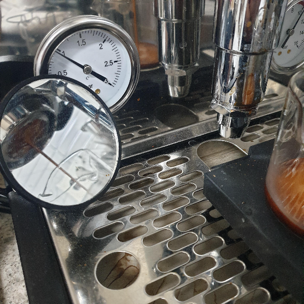 커피 머신에 거울이 달려 있고 그 거울에는 추출되는 모습이 보인다.