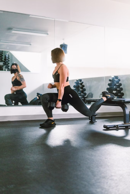 하체 운동을 하는 여성