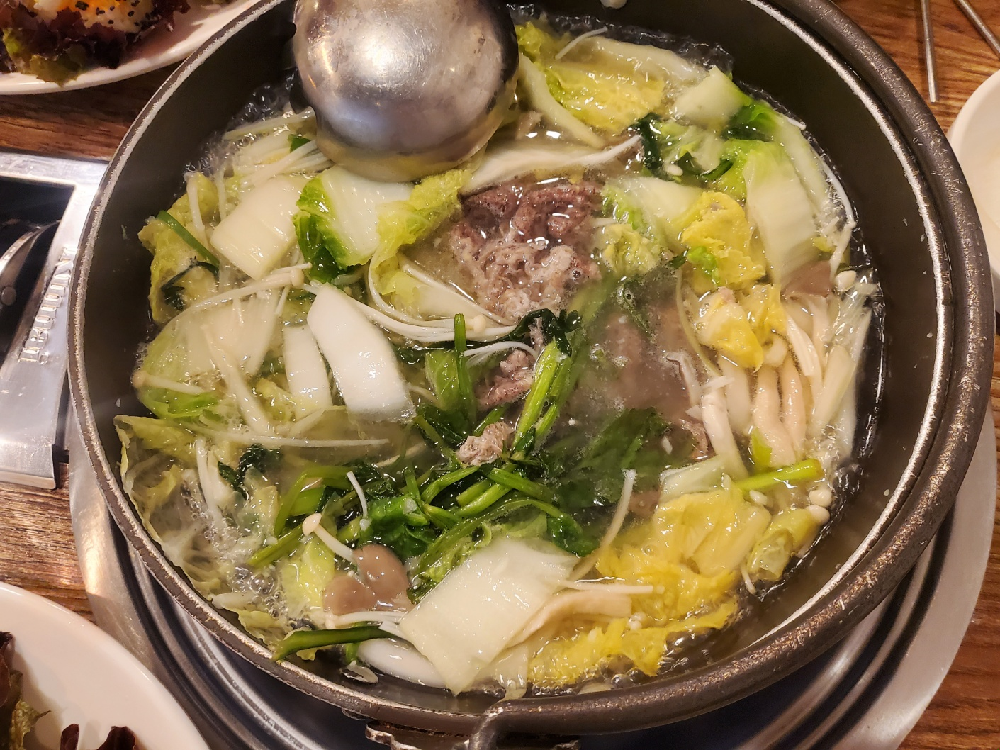 맛있게 익어가는 채소와 고기