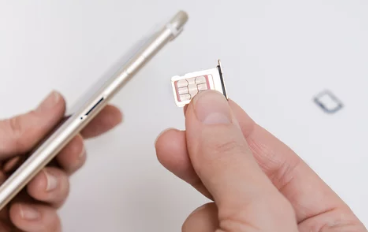 알뜰폰 유심 넣는 사진