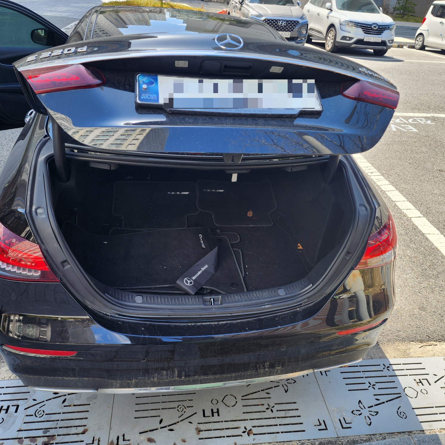 절반만 열린 트렁크 모습