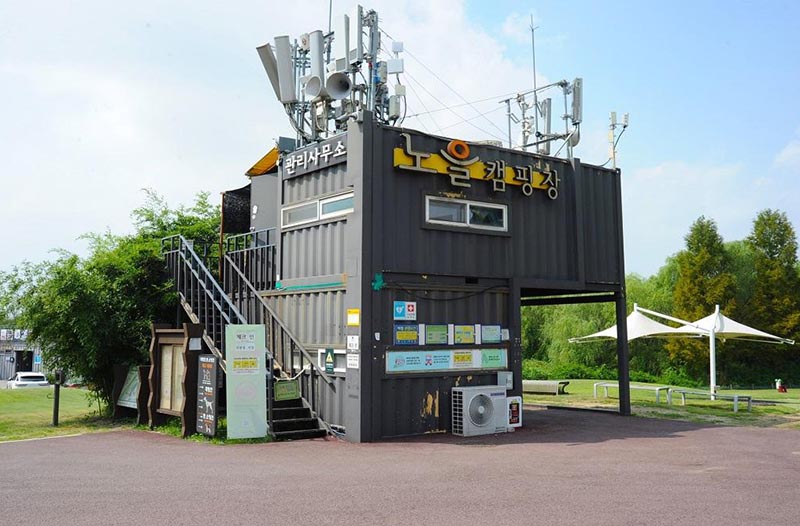 서울 노을캠핑장. 서울 마포구 하늘공원로 108-1 (상암동)