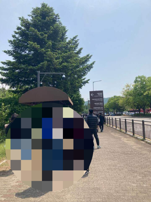 갈색 천막 아래에서 기다리면 됩니다.