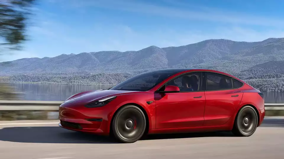 테슬라의 모델 3는 업계의 위기를 틈타 전기차 시장을 휩쓸었습니다.