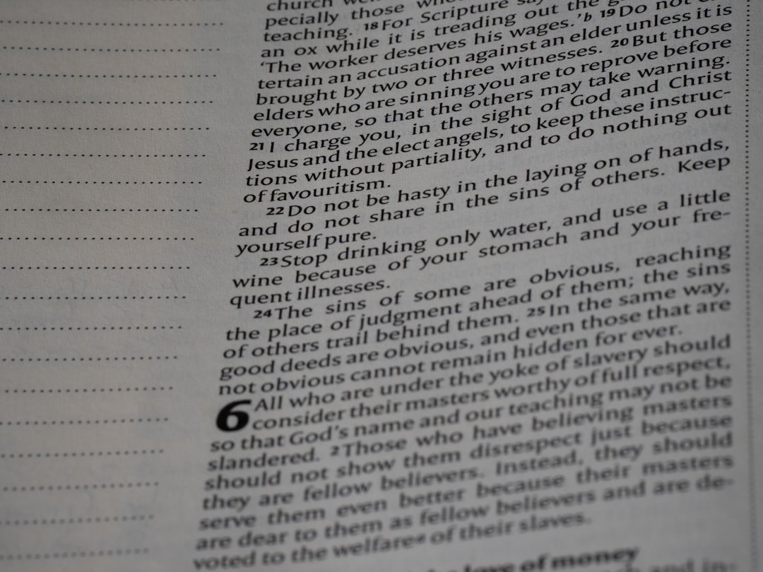 '입학축하금'은 'admission grant' 또는 'entrance scholarship'로 번역될 수 있으나, 가장 중요한 명사는 'grant'입니다.