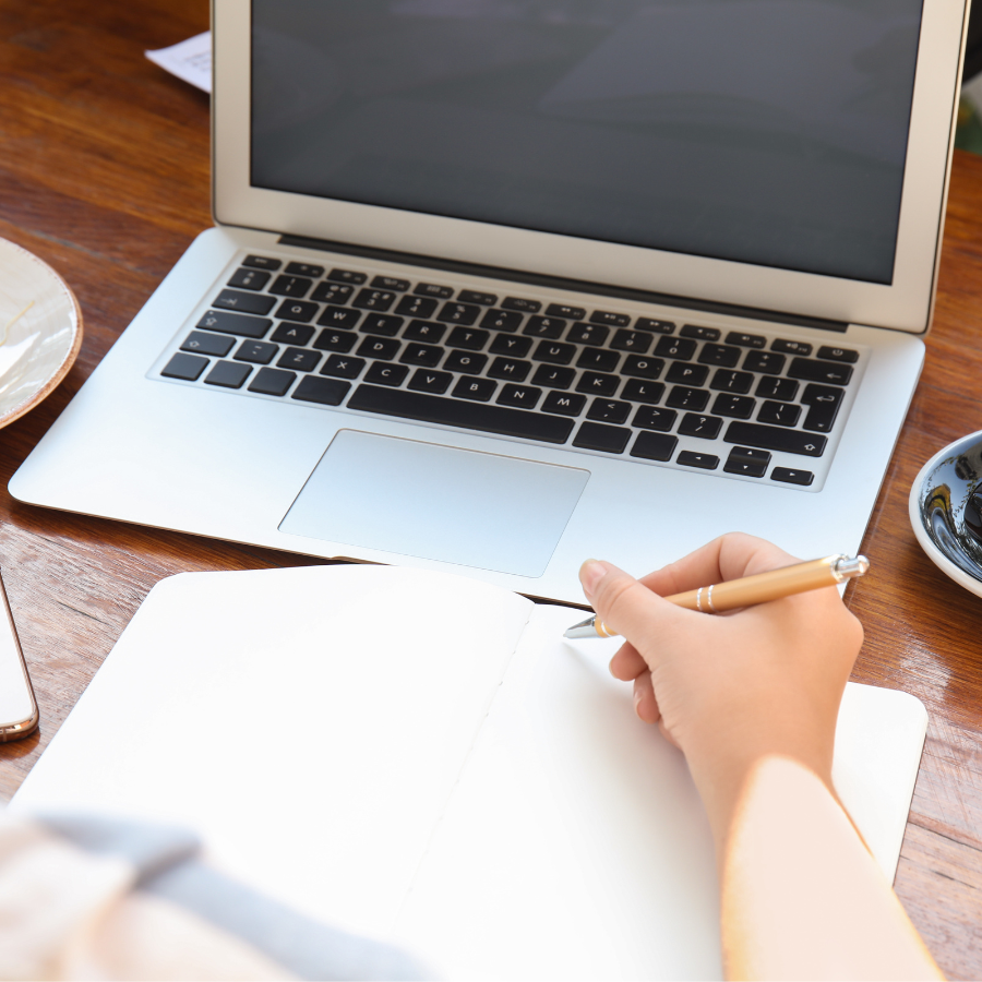 혼자 카페에서 여행을 기록하는 법 : 감성과 기억을 담는 시간