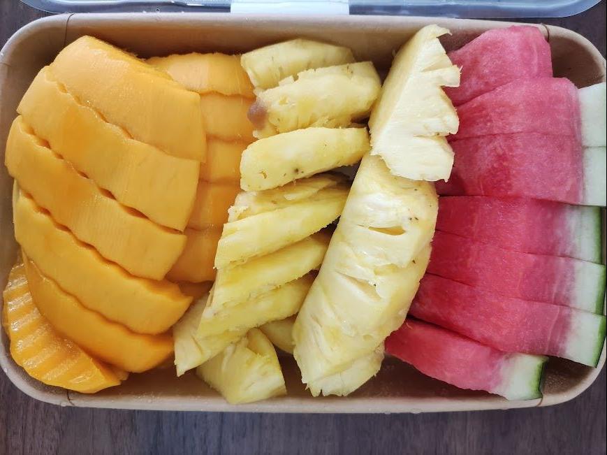 냉장고에 보관해 시원하게 먹는 망고와 수박