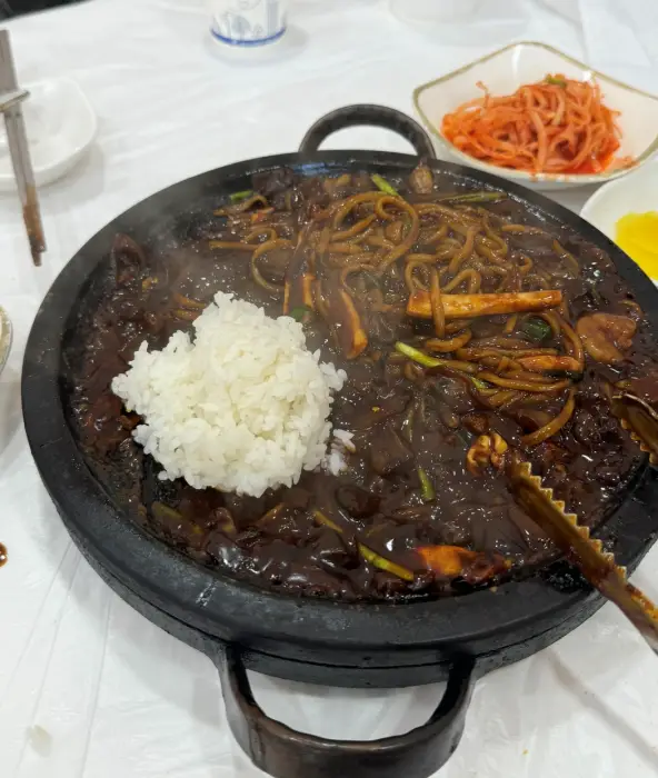 해물돌짜장 밥 넣은 사진