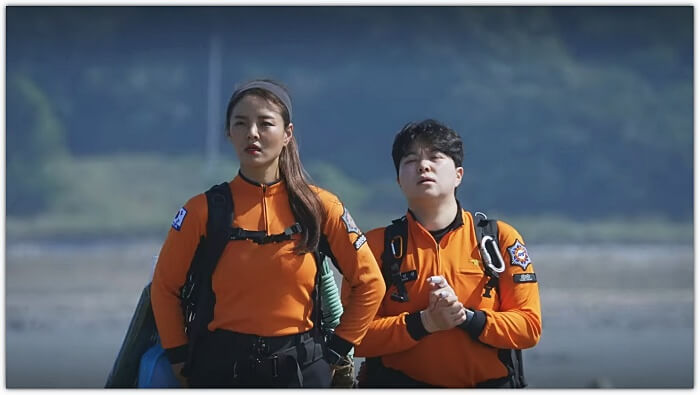 여자-소방-대원-두명