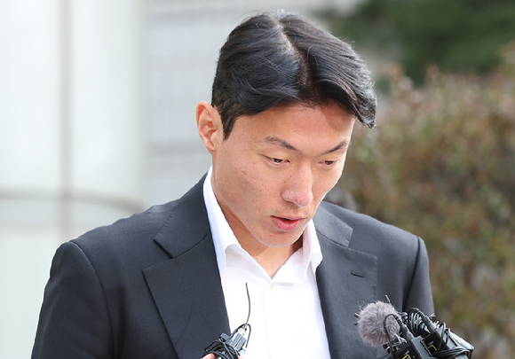 불법 촬영 혐의로 재판에 넘겨진 축구선수 황의조가 지난 2월 14일 서울 서초구 서울중앙지법에서 열린 1심에서 징역 1년에 집행유예 2년을 선고받은 뒤 법원을 나서며 취재진 질문에 답하고 있다. [사진=연합뉴스]