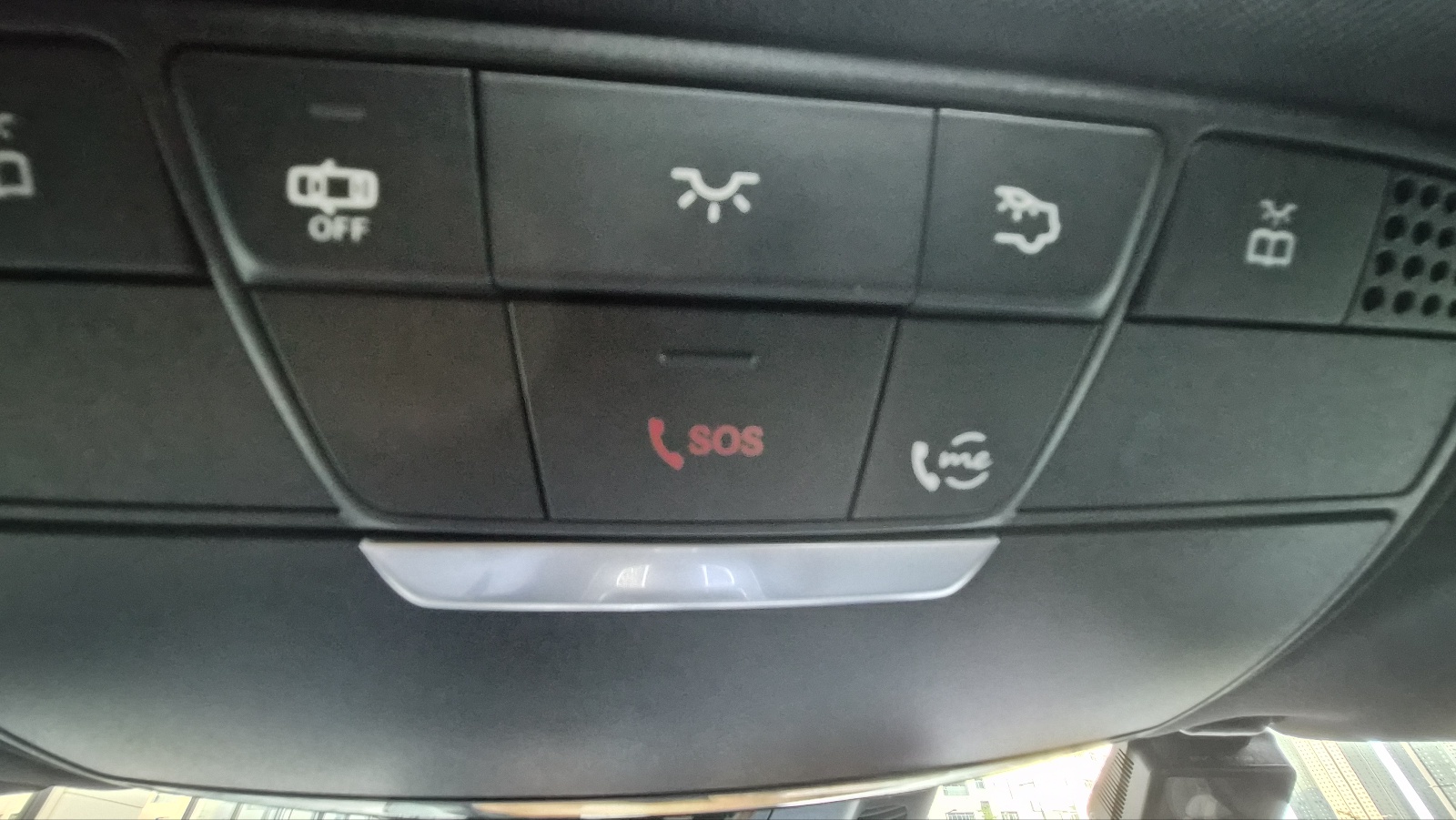 벤츠 차량 천장 콘솔 중앙에 위치한 빨간색 SOS 긴급전화 버튼