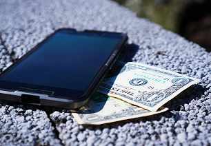 한 사람이 통신비 환급 조회를 통해 돈을 돌려받았다.