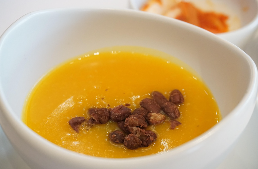 그릇에 담긴 호박죽 사진