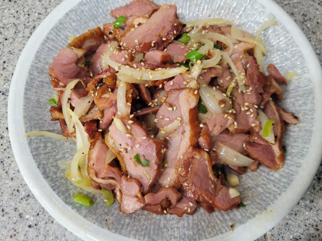 접시에 담기 훈제오리 볶음