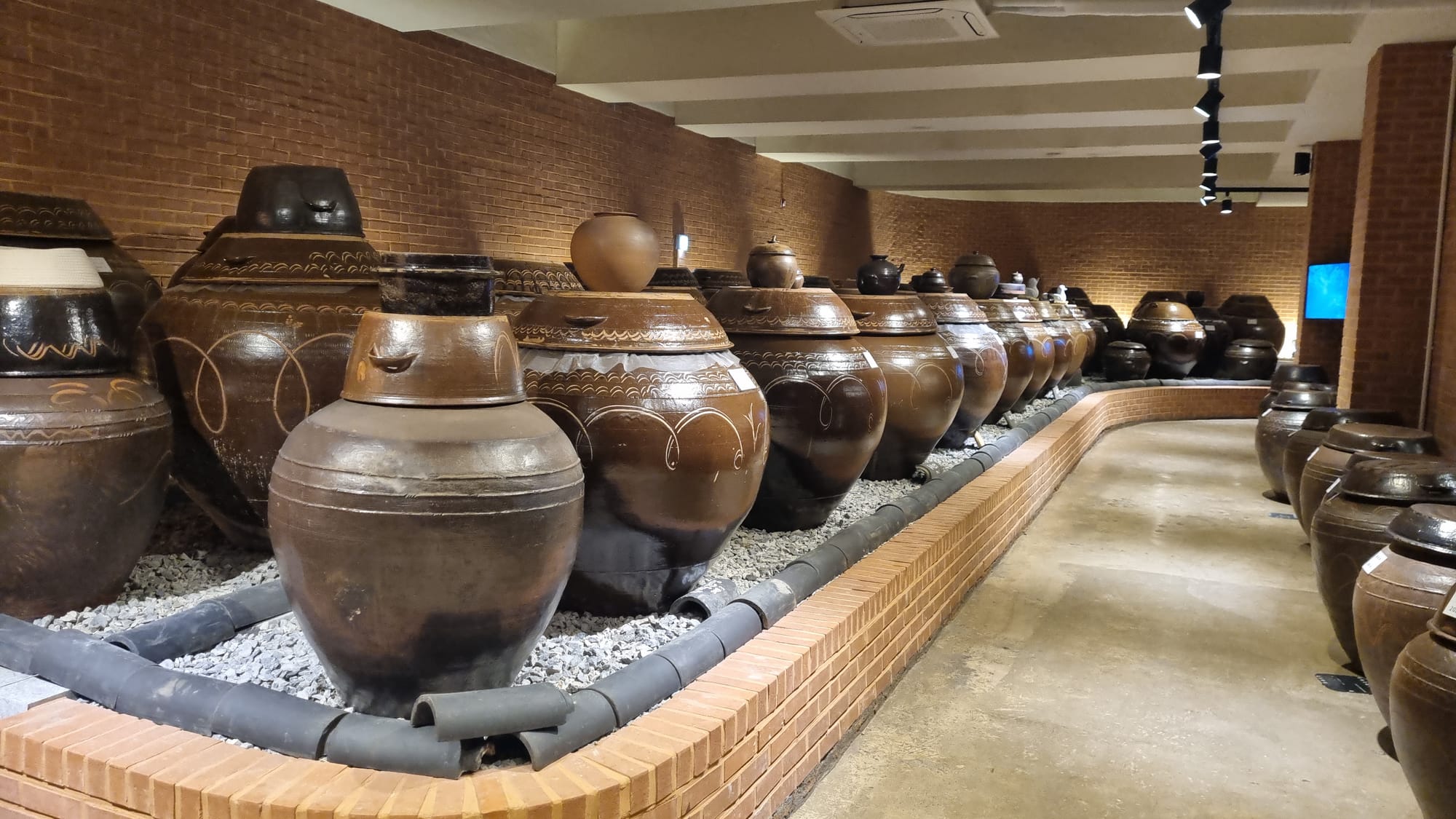 카페 옆에 위치한 토굴숙성실을 볼 수 있는 이미지입니다.