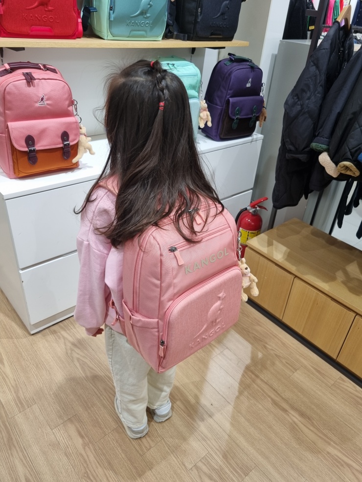 핑크색-책가방을-맨-딸-아이-옆-모습