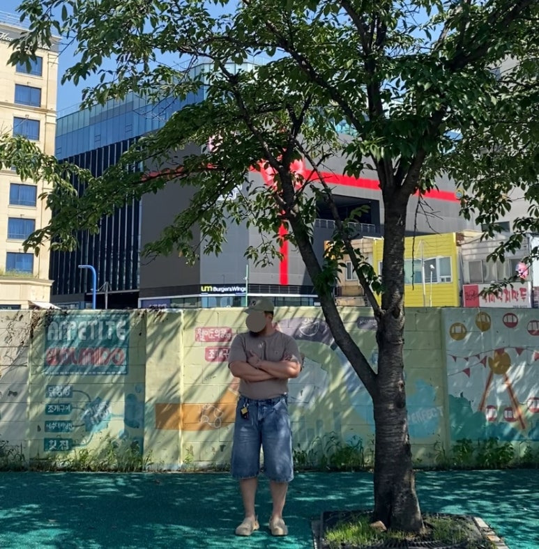 데일리룩(2025. 7. 24.)폴로랄프로렌 더블알엘 가먼트다잉 트윌볼캡, 칼하트 포켓티 반팔 K87, 디미트리블랙 바이오워싱 버뮤다데님 하프팬츠, 크록스 클래식 올터레인 베이지