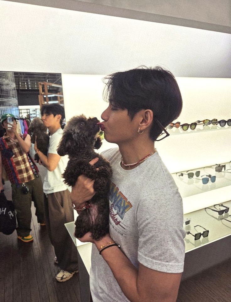 방탄소년단 뷔 고향 나이 본명 키 몸무게 혈액형 MBTI 전시회 프로필 반려견 연탄 총정리