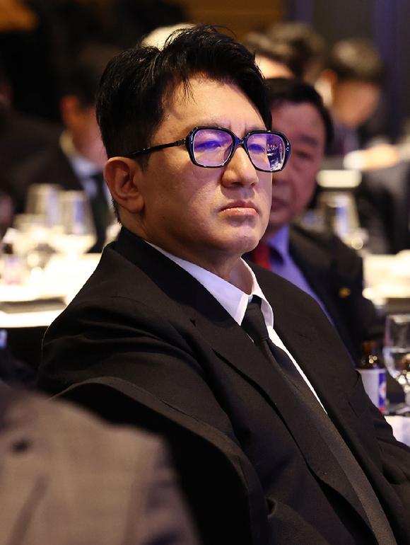 방시혁 하이브 의장이 20일 서울 영등포구 FKI타워 컨퍼런스센터에서 열린 한국경제인협회 제64회 정기총회에서 자리하고 있다. 2025.2.20 [사진=연합뉴스]