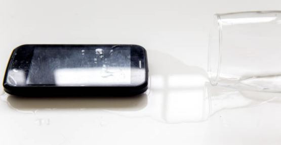 스마트폰 물에 빠졌을 때 대처법 완벽 가이드